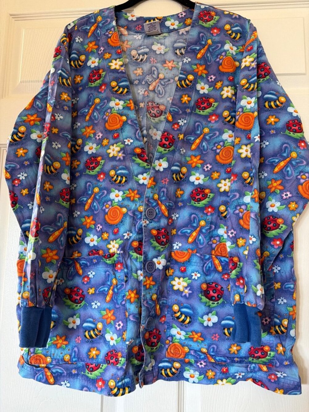 S.C.R.U.B.S. Womens Medium Button-Up Scrub Jacket With Pockets Bugs & Flowers Pr
